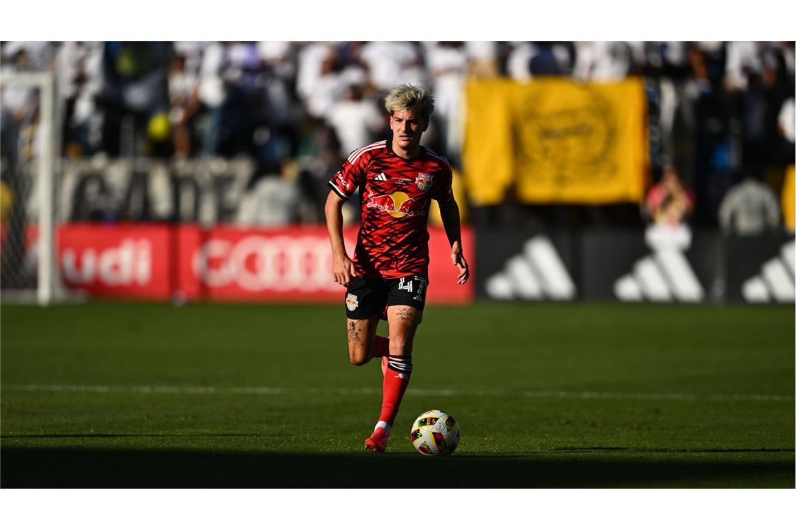 Krude Online-Likes – Wirbel um Rekordtransfer John Tolkin John Tolkin wechselt vom MLS-Team New York Red Bulls zu Holstein Kiel.