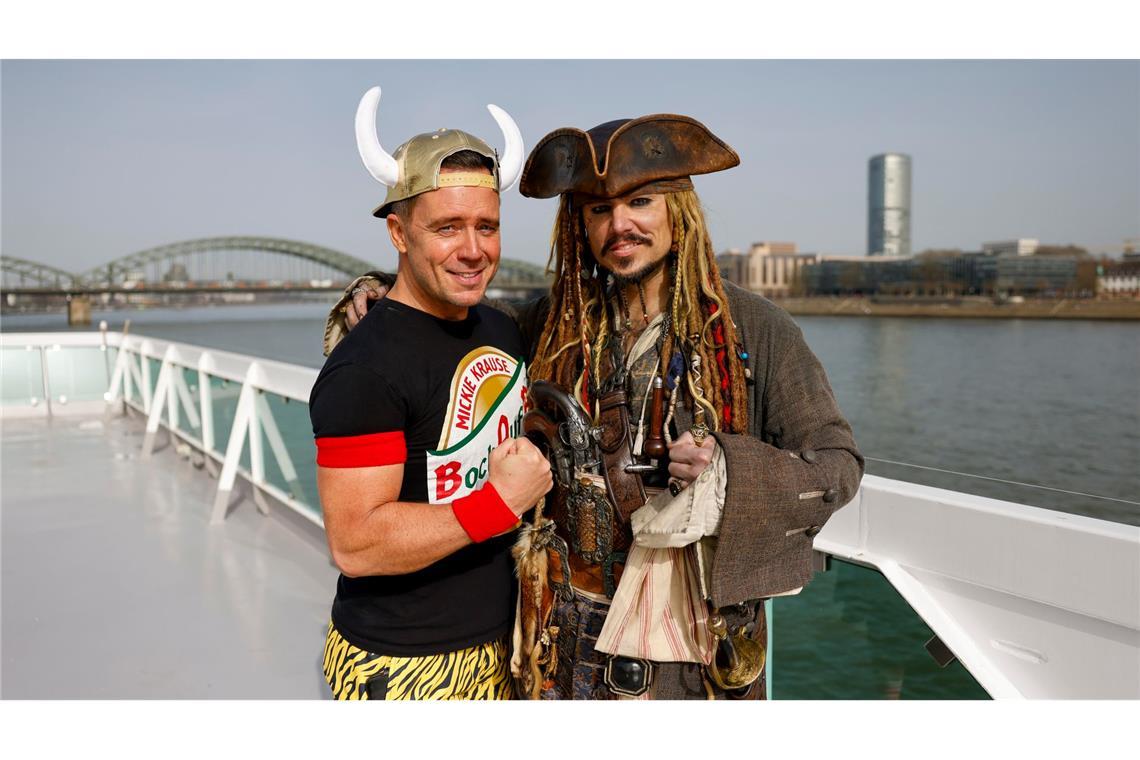 "Johnny Däpp"-Sänger und Johnny-Depp-Double schippern über den Rhein.