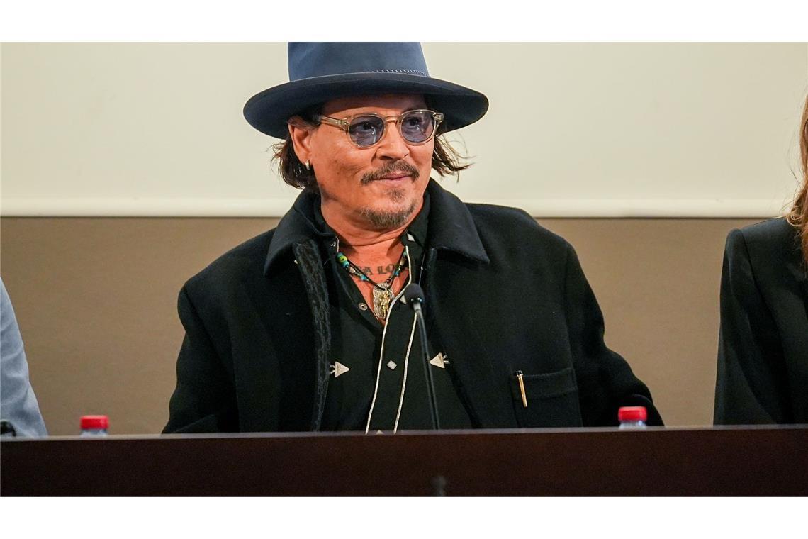 Nach Tumulten: Spaniens König besucht wieder das Flutgebiet Johnny Depp stellt Opfern Hilfe in Aussicht.