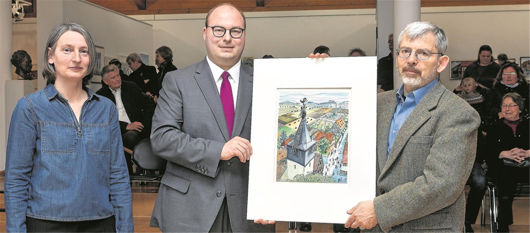 Galerie erhält neun Originale von Thomas F. Naegele Jolyon Naegele (rechts) übergibt im Auftrag seines Vaters Thomas F. Naegele eines der Bilder an Bürgermeister Armin Mößner (Mitte) als Dankeschön für die Ausstellung, die Kuratorin Gabriele Rösch (links) konzipiert hatte. Die Schenkung umfasst insgesamt neun Bilder. Foto: J. Fiedler