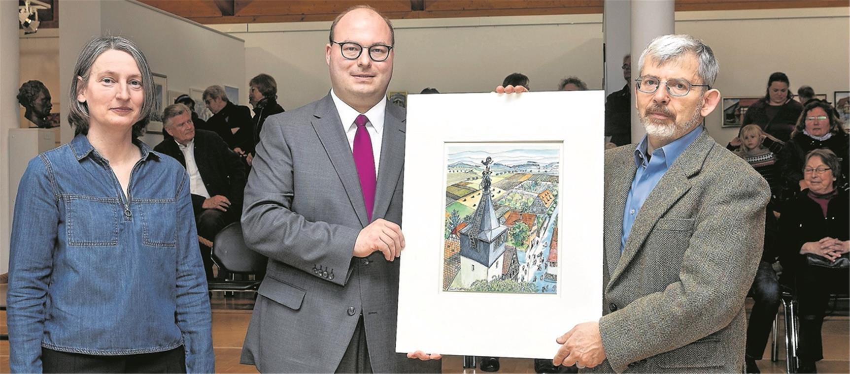 Jolyon Naegele (rechts) übergibt im Auftrag seines Vaters Thomas F. Naegele eines der Bilder an Bürgermeister Armin Mößner (Mitte) als Dankeschön für die Ausstellung, die Kuratorin Gabriele Rösch (links) konzipiert hatte. Die Schenkung umfasst insgesamt neun Bilder. Foto: J. Fiedler