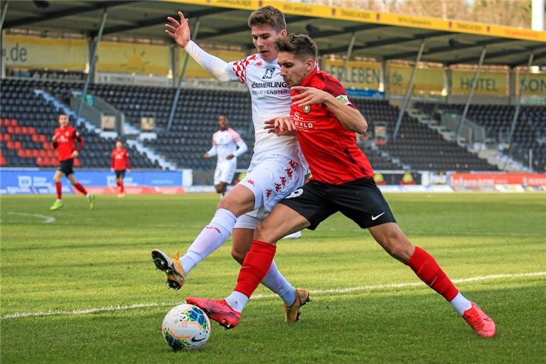 Jonas Brändle (rotes Trikot) steht wieder zur Verfügung und will mit den Großaspachern in Kassel viel Einsatz zeigen. Foto: A. Becher