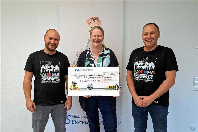 Benefizaktion: „Wilde-Maus-Rallye“ über die Alpen Jonas (links) und Ralf (rechts) Oppenländer übergeben die Spenden für Sternentraum an Kirsten Allgayer (Mitte). Fotos: privat