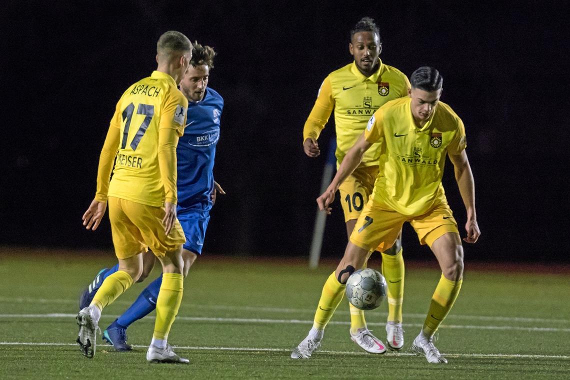 Nächster Schritt aus dem Tabellenkeller Jonas Meiser (links) brachte die SG Sonnenhof Großaspach mit seinem Doppelpack beim TSV Schott Mainz gestern Abend auf die Siegerstraße, sein Teamkollege Marvin Cuni (am Ball) machte den Sack mit dem 3:0 in der 82. Minute endgültig zu.Foto: Eibner