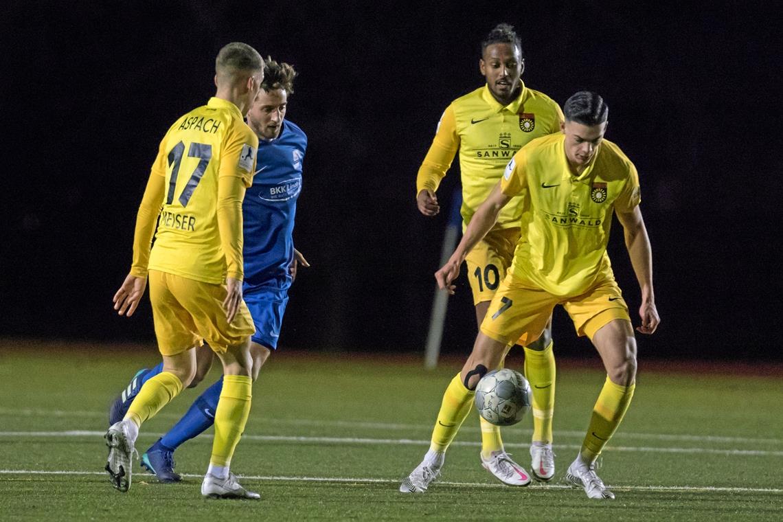 Jonas Meiser (links) brachte die SG Sonnenhof Großaspach mit seinem Doppelpack beim TSV Schott Mainz gestern Abend auf die Siegerstraße, sein Teamkollege Marvin Cuni (am Ball) machte den Sack mit dem 3:0 in der 82. Minute endgültig zu.Foto: Eibner