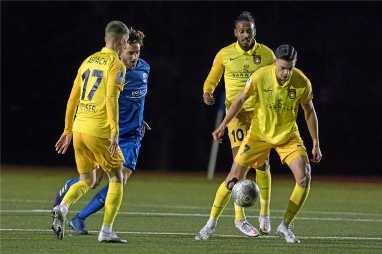 Jonas Meiser (links) brachte die SG Sonnenhof Großaspach mit seinem Doppelpack beim TSV Schott Mainz gestern Abend auf die Siegerstraße, sein Teamkollege Marvin Cuni (am Ball) machte den Sack mit dem 3:0 in der 82. Minute endgültig zu.Foto: Eibner