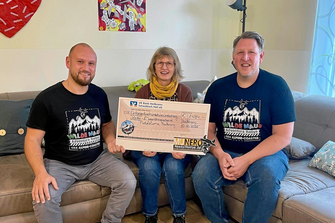 Jonas Oppenländer (links) und Julian Holland unterstützen auch den Kinderhospizdienst Pusteblume, vertreten durch Elke Renner.