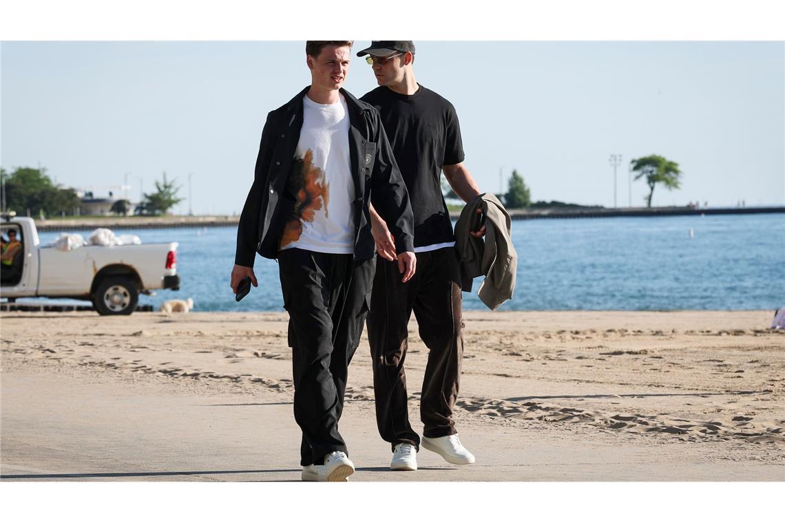 Jonas Urbig (l.) und Manuel Neuer (r.) gehen am Lake Michigan spazieren.