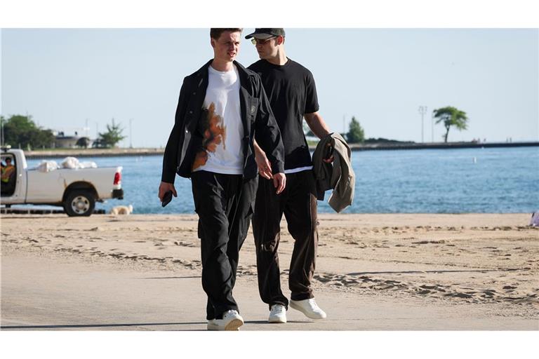 Jonas Urbig (l.) und Manuel Neuer (r.) gehen am Lake Michigan spazieren.