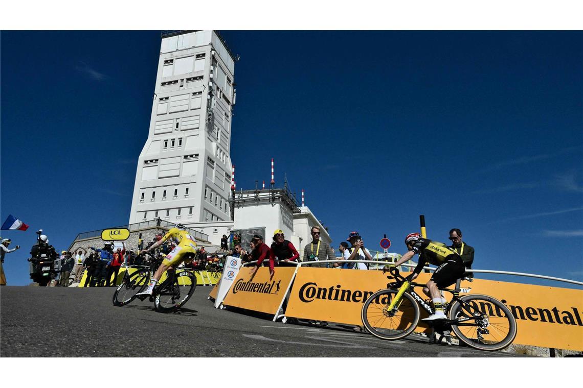 Vingegaard hält mit Pogacar mit und prallt gegen Fotografen Jonas Vingegaard hielt am legendären Mont Ventoux mit Tadej Pogacar mit.