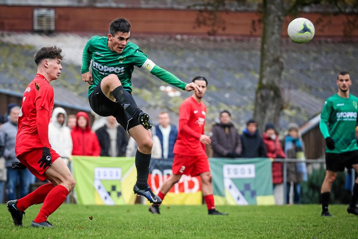 Jonas Wieland (beim Schuss) lässt sich bislang mit der SG Oppenweiler/Strümpfelbach in der Bezirksliga nicht aufhalten. Foto: A. Becher