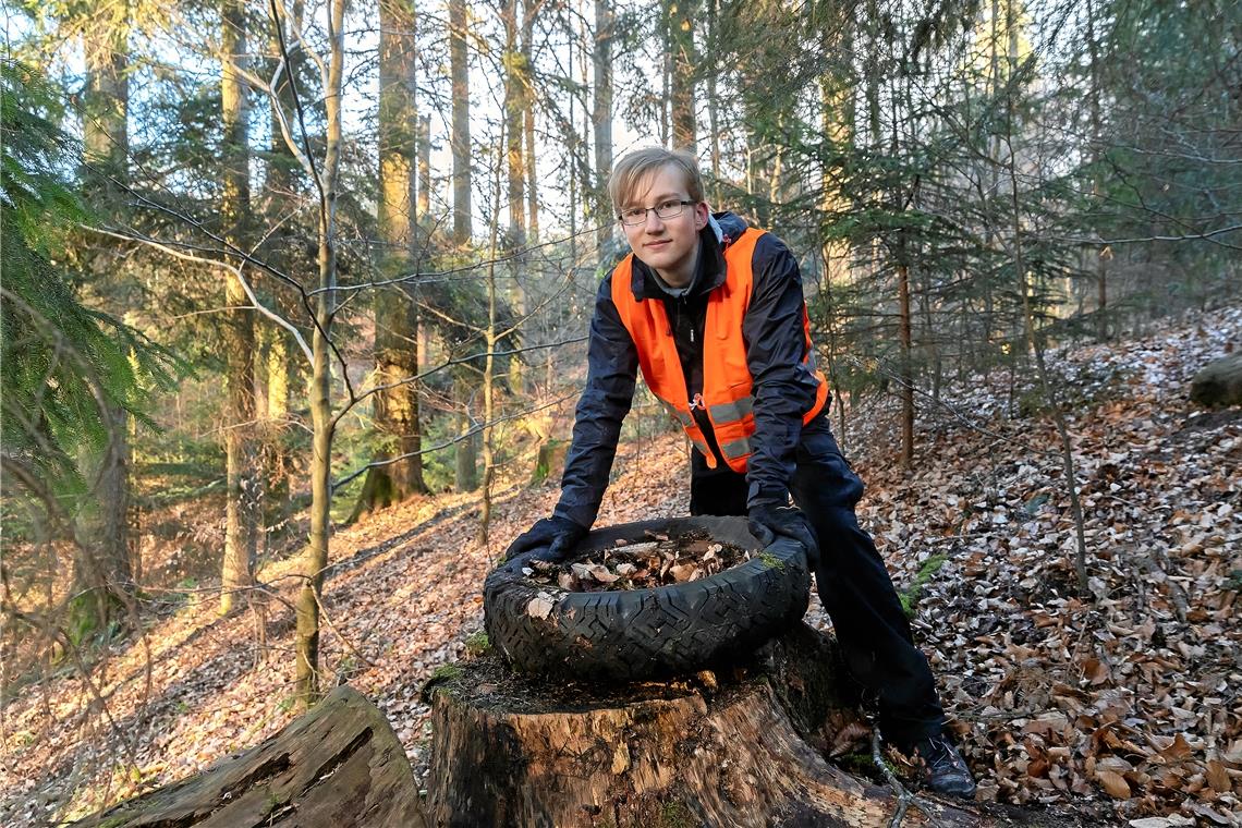 Jonathan Bäßler hat einen Reifen im Wald entdeckt. Auch ein zweites Exemplar macht er noch aus. Fotos: J. Fiedler