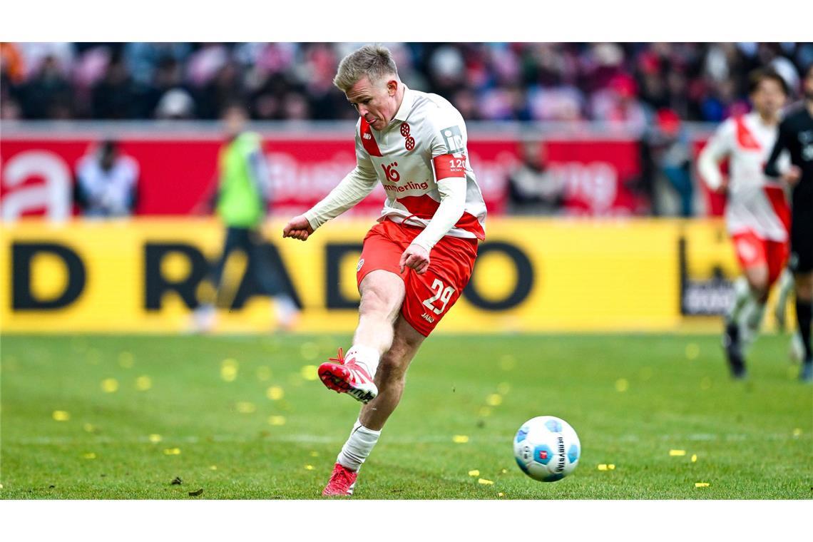 Jonathan Burkardt, FSV Mainz 05: Der Mittelstürmer erzielte in 20 Spielen für die U21 zehn Treffer – einen davon beim Turnier 2021. Eine schwere Knieverletzung im Jahr 2022 schien der abrupte Wendepunkt von Burkardts rasantem Karriere-Aufstieg zu sein. Knapp zwei Jahre lang konnte der gebürtige Darmstädter keine regelmäßige Spielzeit sammeln. In der abgelaufenen Saison blieb er jedoch weitestgehend verletzungsfrei und glänzte mit 18 Treffern in 29 Ligaspielen. Mehreren Quellen zufolge wird Burkardt im Sommer der teuerste Zugang in der Geschichte Eintracht Frankfurts.