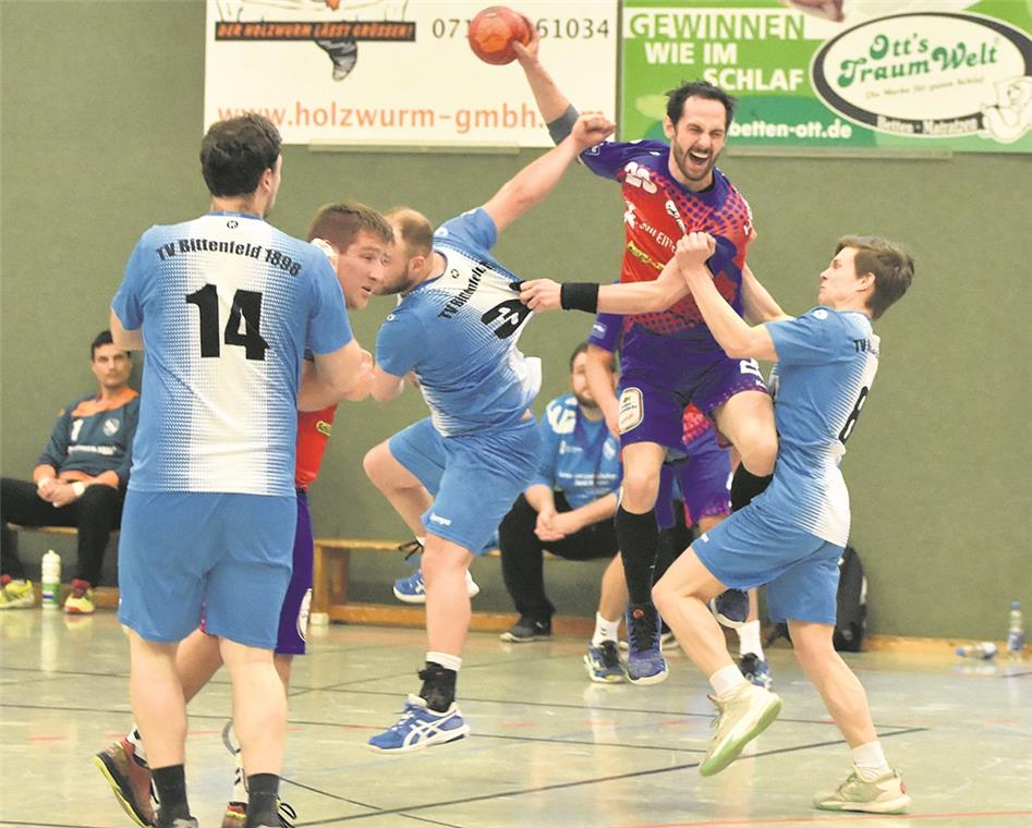 Knappe Niederlage zum Abschluss Jonathan Leipold (beim Wurf) hat beim letzten Saisonspiel der HSG insgesamt sechs Treffer erzielt. Foto: T. Sellmaier