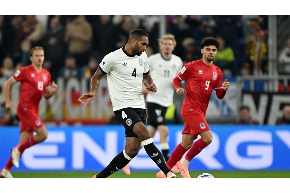 Gnabry und Kimmich überragen beim 4:0 gegen Luxemburg Jonathan Tah (Note 3): Der Innenverteidiger des FC Bayern musste zuletzt gegen Nordirland auf die Bank nach unterirdischem Auftritt beim 0:2 in der Slowakei, jetzt wieder von Anfang an dabei – der Abwehrschrank stand am Freitagabend sicher. Wenn man das gegen zehn harmlose Fußballzwerge aus Luxemburg noch so sagen kann.