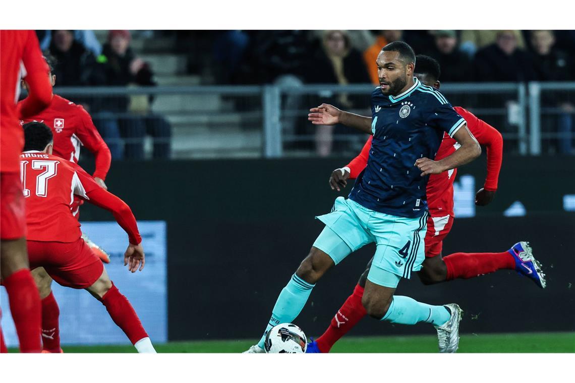 Jonathan Tah (Note 3): War mit dem Kopf zum 1:1 zur Stelle (26.). Hinten agierte der Innenverteidiger meist aufmerksam. Meist hatte es Jonathan Tah mit Breel Embolo zu tun – beim 2:1 des Schweizers war er zu zögerlich (41.).