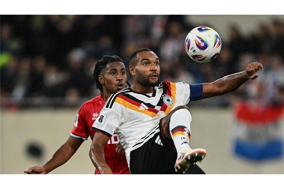 Jonathan Tah (Note 5): Was für eine Ehre – der Innenverteidiger durfte in Absenz von Kimmich erstmals als Kapitän der DFB-Elf auf den Platz. Dort zeigte der Abwehrmann des FC Bayern ausgerechnet in diesem besonderen Premierenspiel eine fast schon unterirdische Leistung. Tah war ein steter Unsicherheitsfaktor. Tiefpunkt war sein abenteuerlicher Rückpass - in auserwählten Fachkreisen Knochenbrecherpass genannt - auf Keeper Baumann, der fast zum 0:1 geführt hätte. Man muss es so hart sagen: Eine Leistung, die eines Kapitäns nicht würdig war.