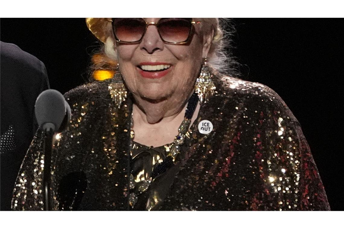 Joni Mitchell nimmt den Preis für das beste historische Album entgegen.