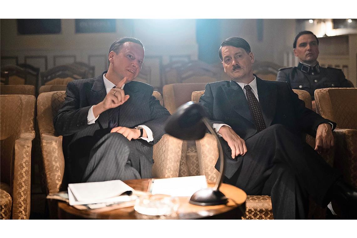 Josef Goebbels (Robert Stadlober) und Adolf Hitler (Fritz Karl) bei der Filmabnahme.