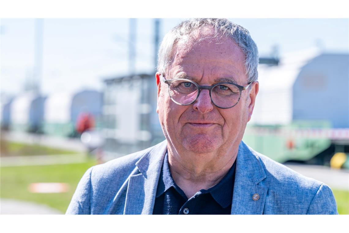 Castor-Behälter erreichen Zwischenlager - Stiller Protest Josef Klaus ist Bürgermeister von Niederaichbach. In der Gemeinde befindet sich das Zwischenlager, in das die Castor-Behälter gebracht werden.