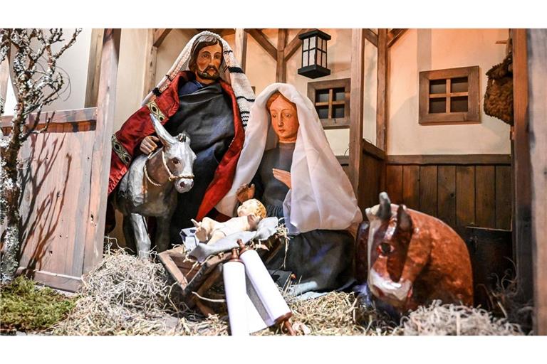 Josef, Maria und das Jesuskind im Stall mit Ochse und Esel – das klassische Bild einer Weihnachtskrippe (Symbolfoto).