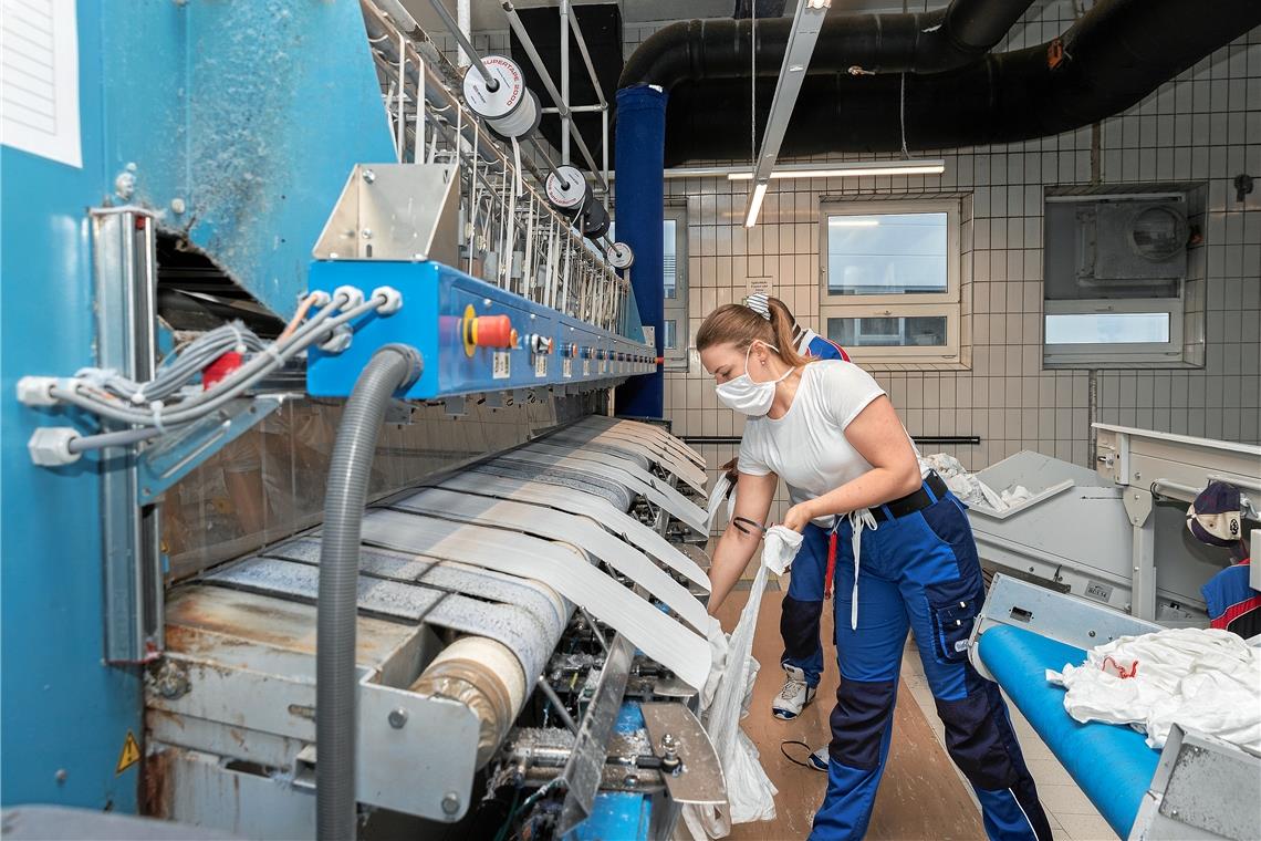 Hygiene und Nachhaltigkeit im Fokus Josepa Pribanic arbeitet an der Mangel, an der die Bahnen der Handtuchrollen nach dem Waschen wieder in Form gebracht werden. Fotos: J. Fiedler