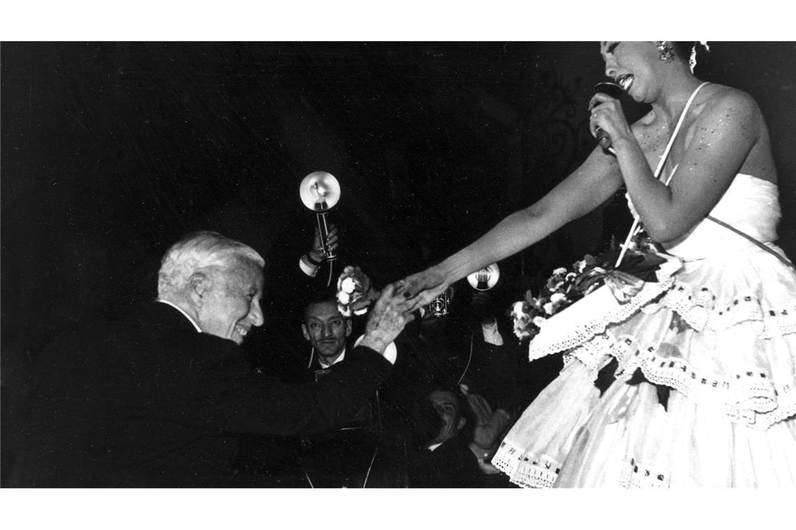 Josephine Baker: Tanzen gegen Hass Josephine Baker - hier auf einem Foto aus den 50er Jahren mit Charlie Chaplin.