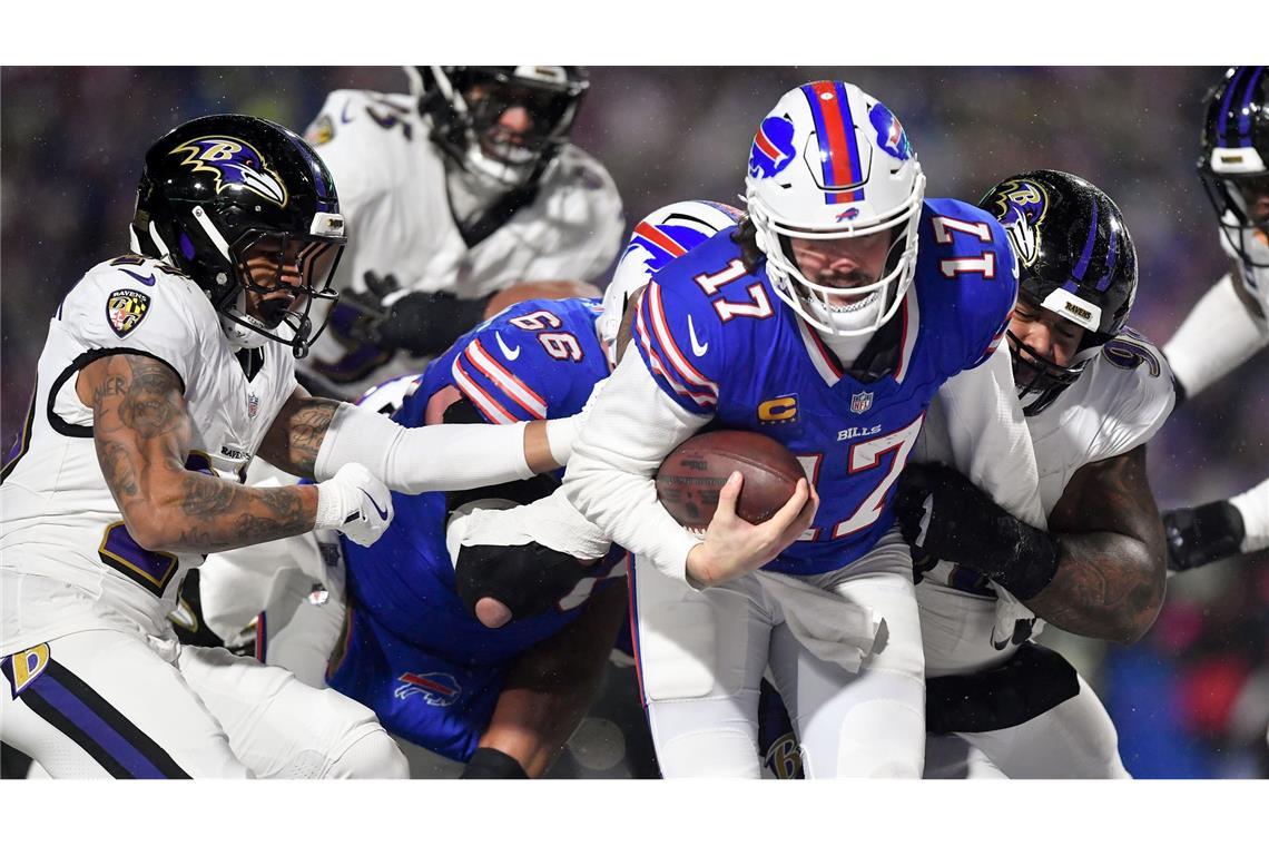Bills bezwingen Ravens nach Drama in NFL-Playoffs Josh Allen (rechts) erledigte, was erledigt werden musste für die Bills.