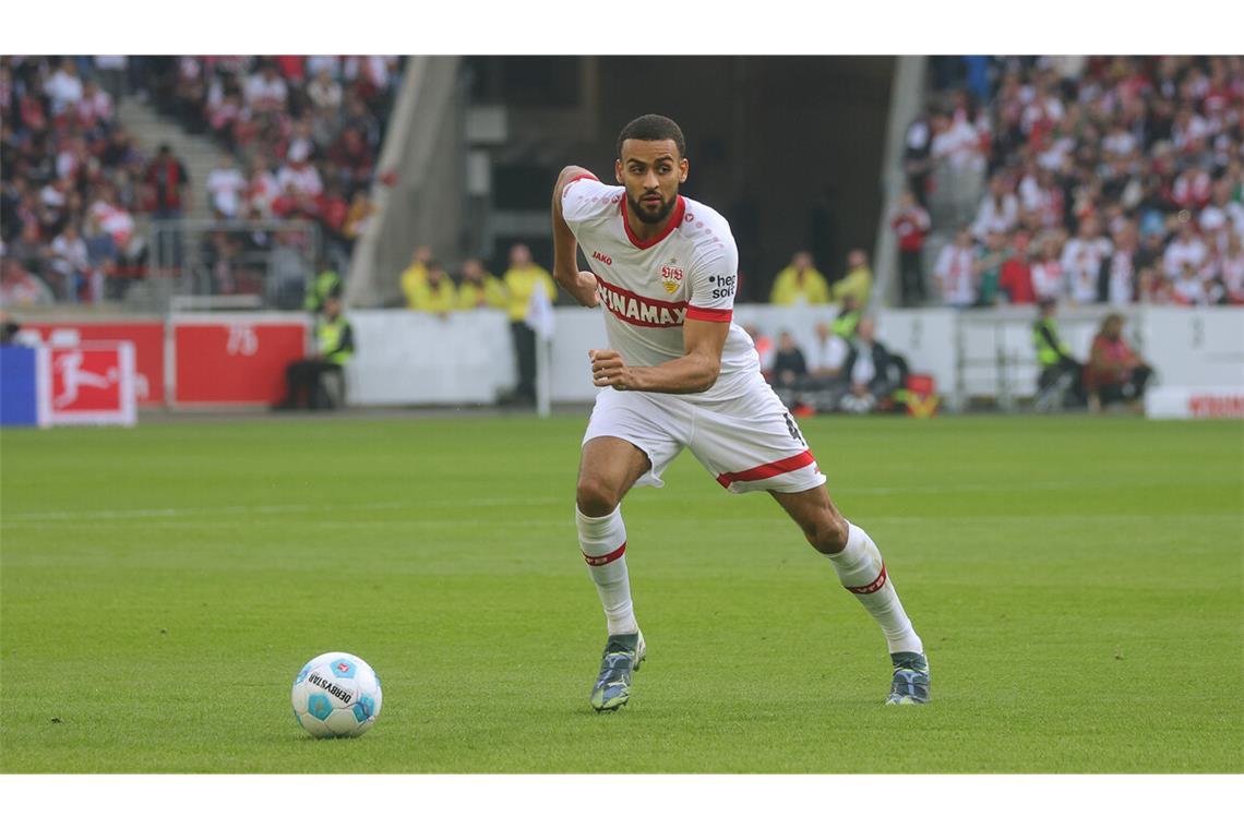 Der ungeliebte Rechtsverteidiger Josha Vagnoman richtet den Blick nach vorne. Er will beim VfB Stuttgart wieder durchstarten.
Foto: Pressefoto Baumann