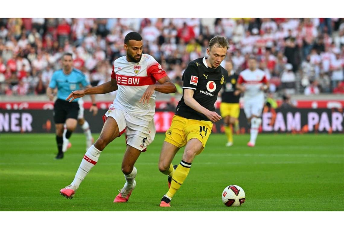 Josha Vagnoman und Maximilian Beier kämpfen um den Ball. Beide hatten bereits eine Abschlusschance – allerdings ohne Erfolg.