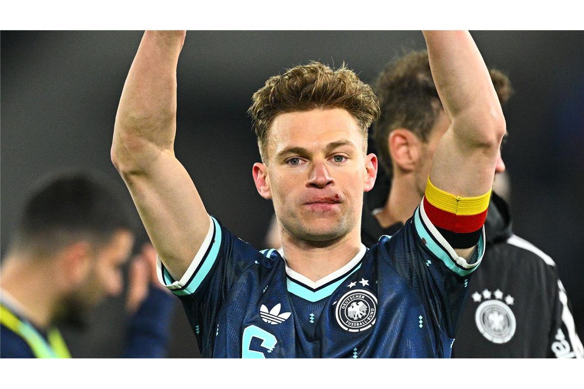 Joshua Kimmich feiert mit einer Verletzung an der Lippe den Sieg in der Schweiz.