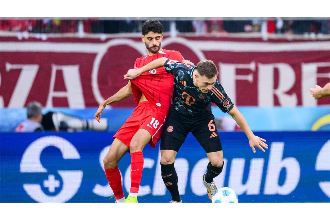 Kompany ehrlich: "Nicht unser schönstes Spiel" Joshua Kimmich, hier bedrängt von Freiburgs Eren Dinkci, war mit dem Bayern-Auftritt zufrieden.