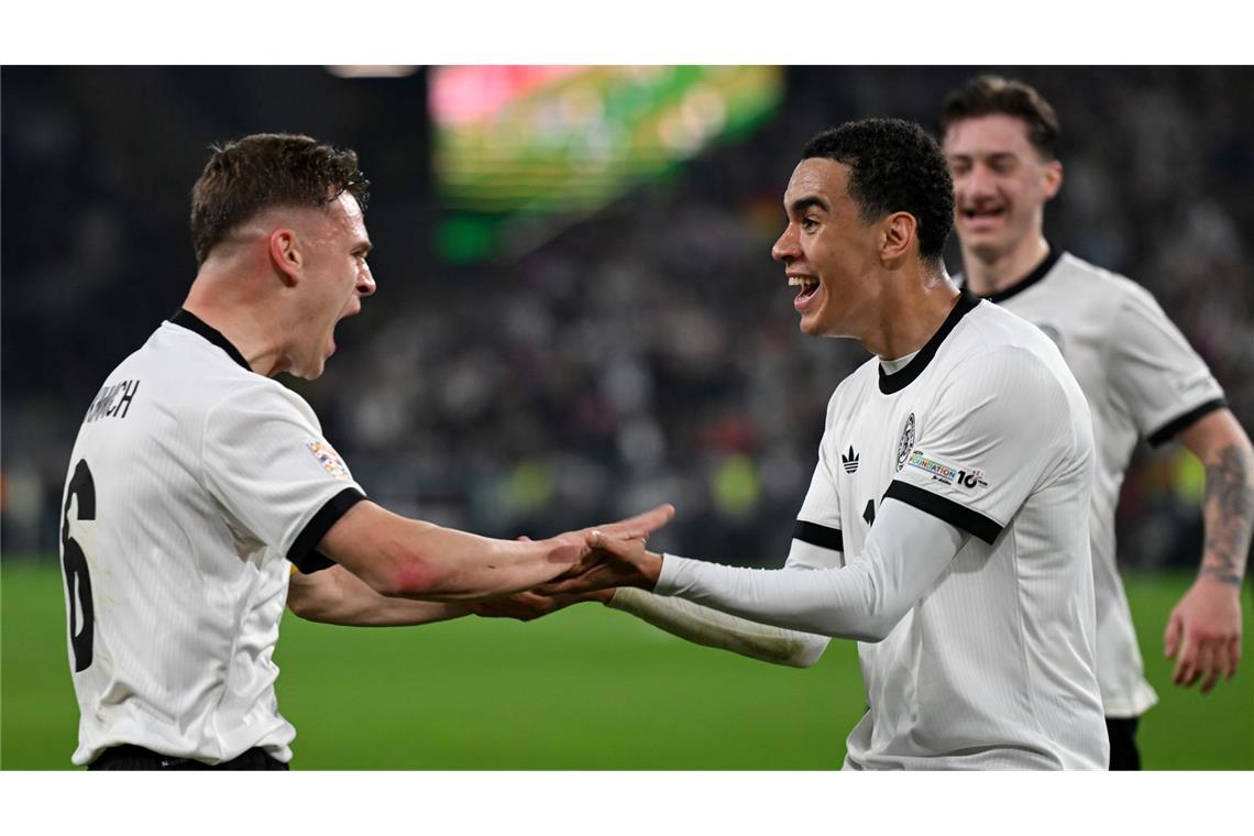 Der große Anführer Kimmich und ein Balljunge "auf Zack" Joshua Kimmich (l) und Jamal Musiala feiern ihren Tor-Clou.