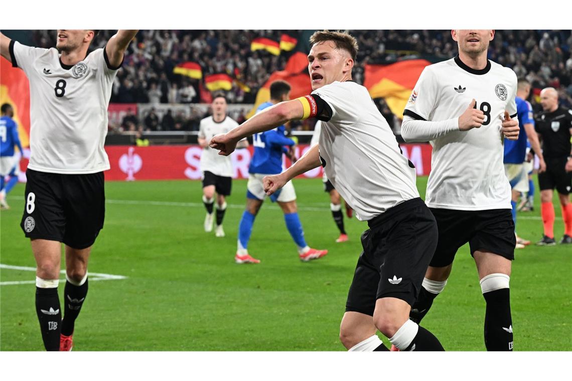 VfB-Profis überzeugen bei verrücktem Remis gegen Italien Joshua Kimmich (Note 2): Seit Wochen ist der Kapitän in starker Form – am Sonntagabend untermauerte Kimmich das in Dortmund mit der nächsten starken Vorstellung. Übernahm zudem beim Elfmetertor zum 1:0 Verantwortung. Und dann ging er in die Länderspielgeschichte ein – mit dem schnell ausgeführten Eckball in die Mitte auf Jamal Musiala, der gegen schlafende Italiener nur noch einschieben musste zum 2:0. Ein klasse Auftritt des Spielführers, auf allen Ebenen. Baute dann aber in der zweiten Hälfte wie einige Teamkollegen etwas ab.
