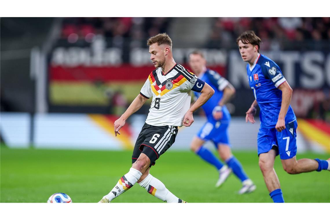 Joshua Kimmich (Note 2,5): Wieder zurück nach einer Verletzung und engagiert wie immer. Als Rechtsverteidiger rückte Joshua Kimmich bei Ballbesitz häufig ins Zentrum ein. Bereitete die Führung durch Nick Woltemade aber über Außen mit einer guten Flanke vor (18.). Für den Kapitän war nach 63 Schluss, er hatte seinen Auftrag erfüllt.