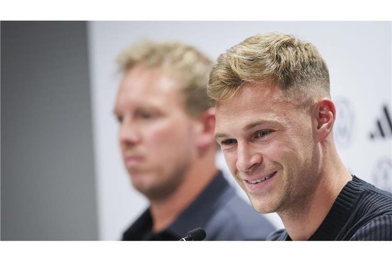 Joshua Kimmich (rechts) mit Bundestrainer Julian Nagelsmann
