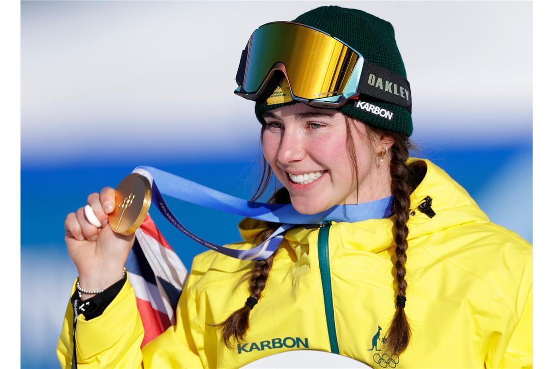 Josie Baff (Australien) jubelt bei der Siegerehrung mit ihrer Goldmedaille über den ersten Platz.