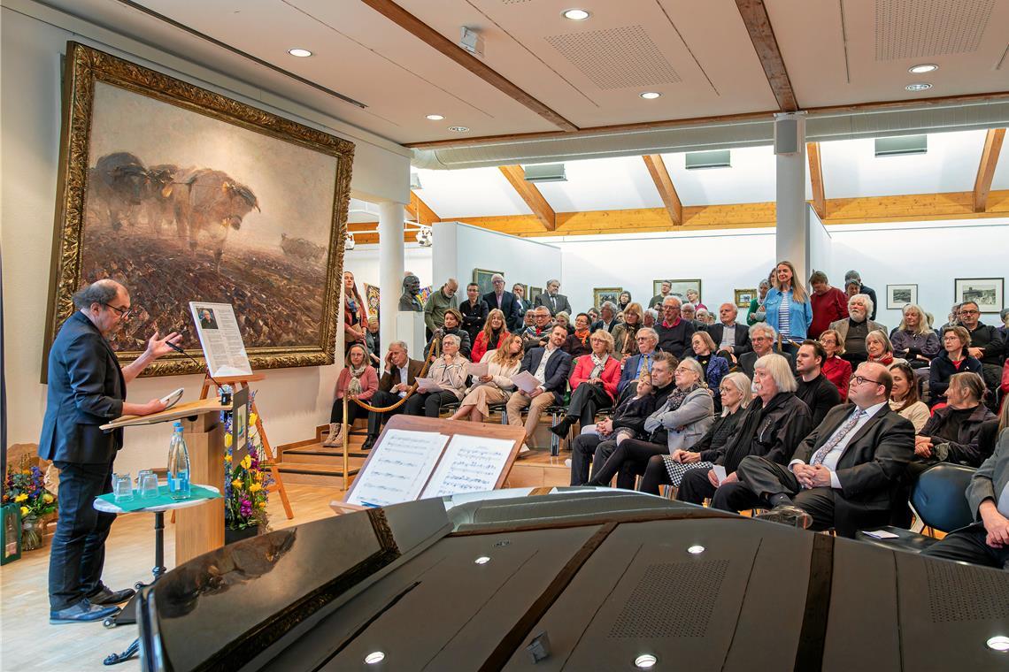 Journalist und Dramaturg Thomas Milz führt im gut besuchten Heinrich-von-Zügel-Saal in die Ausstellung ein. Fotos: Stefan Bossow