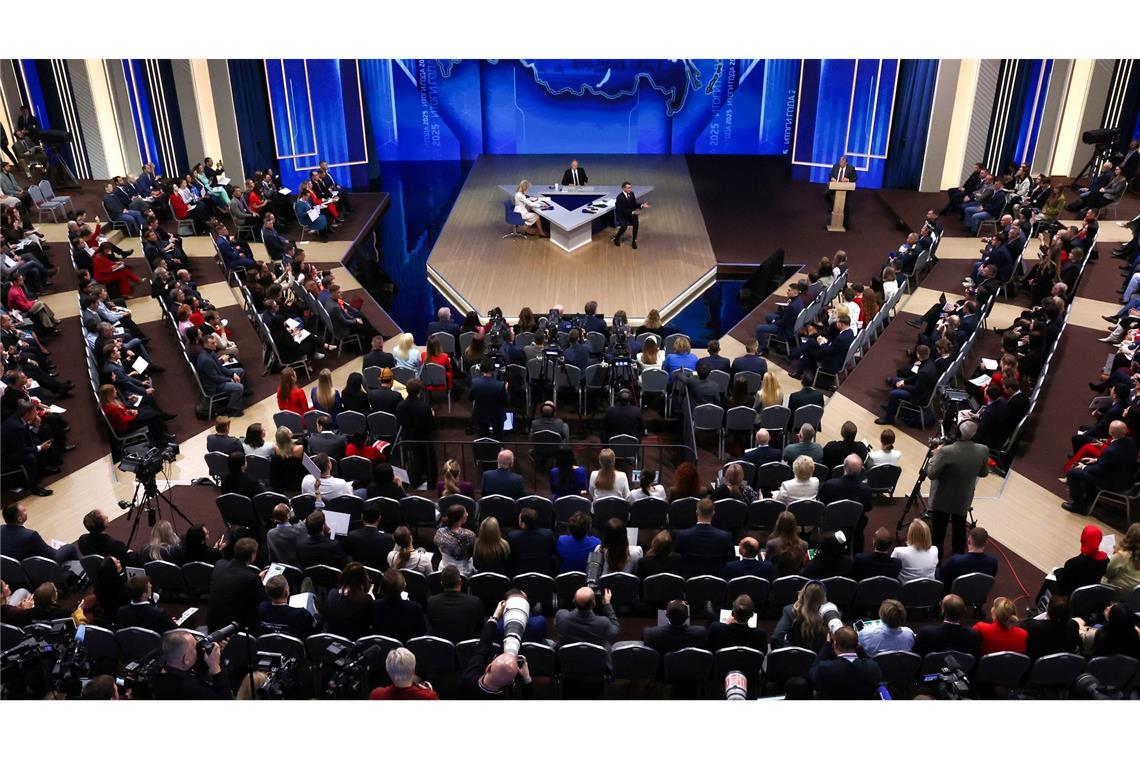 Journalisten und russische Bürger lauschen stundenlang dem Kremlchef.