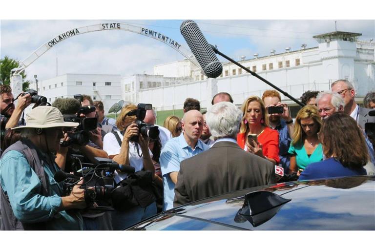 Journalisten werden in Oklahoma über den kurzfristigen Hinrichtungsaufschub für den Todeskandidaten Richard Glossip informiert. Seine Anwälte betonen seine Unschuld.