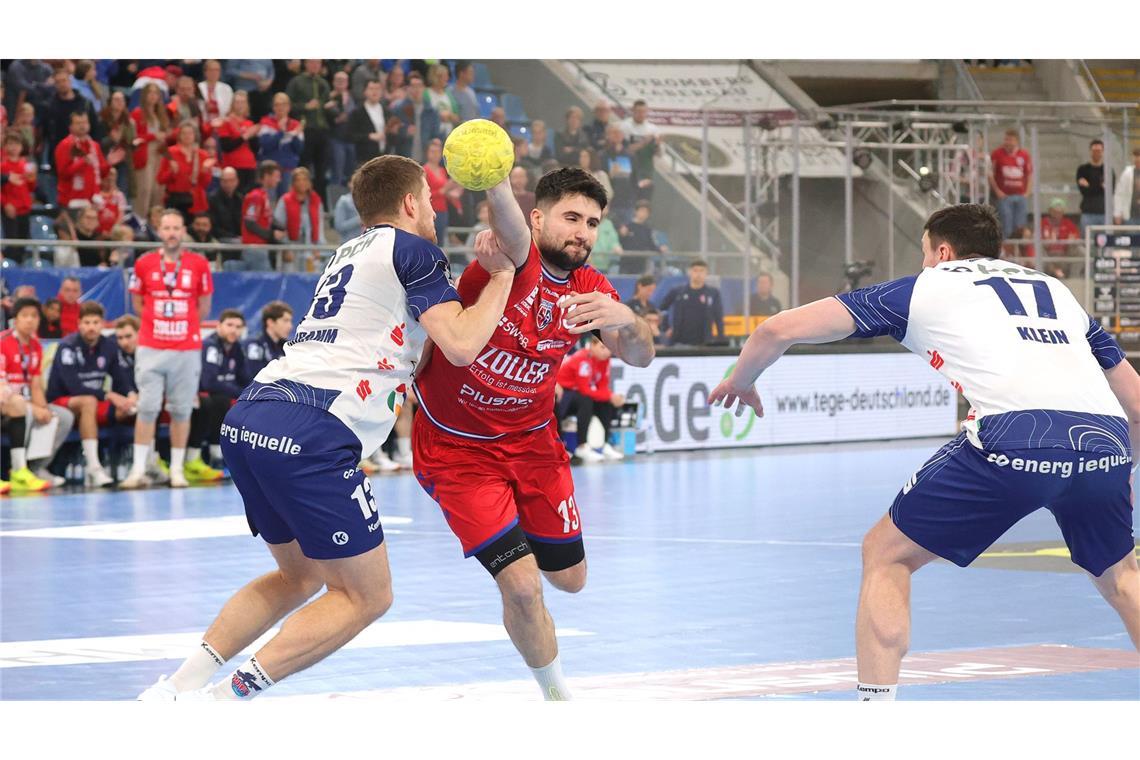 Romero-Team feiert ersten Heimsieg der Saison Juan de la Pena setzt sich gegen die VfL-Abwehr durch.