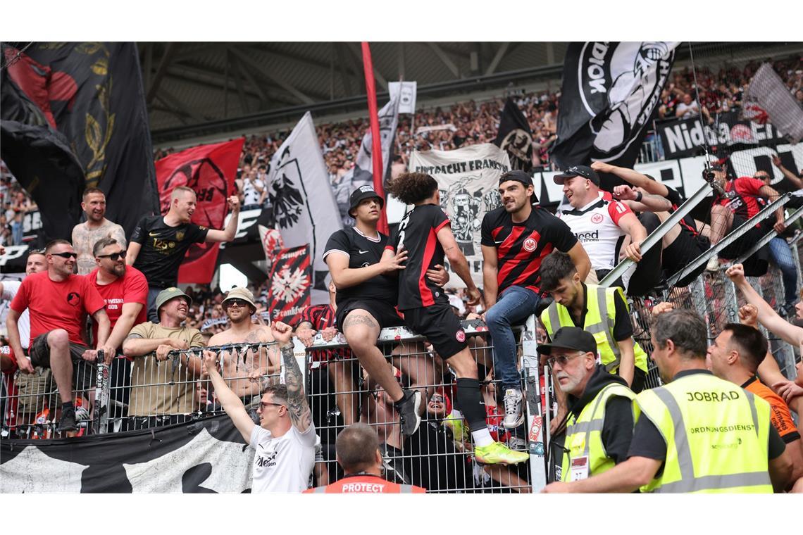 Bilder des Tages Jubel bei Arthur Theate (M) und den Fans - die Mannschaft zieht in die Champions League ein