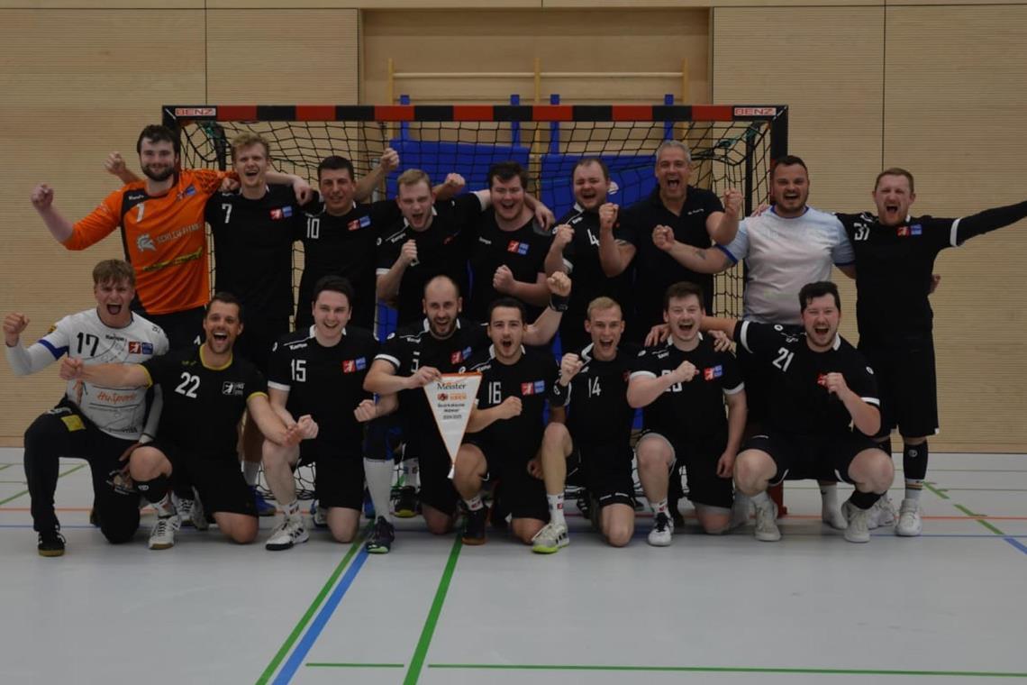 Die Meisterschaft im letzten Spiel gesichert Jubel bei den HSG-Handballern nach dem erfolgreichen Fight im „Endspiel“ um die Meisterschaft. Foto: privat