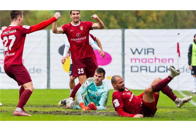 Jubel bei der SG Sonnenhof Großaspach: Torjäger Fabian Eisele (re.) erzielte gegen Preußen&nbsp; Münster die Tore zum 2:2 und 3:2.