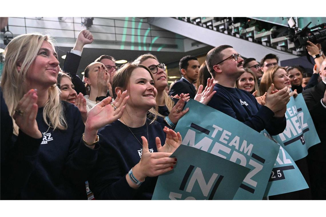 Prognosen sehen Union bei Wahl klar vorn – SPD stürzt ab Jubel bei Merz-Anhängern