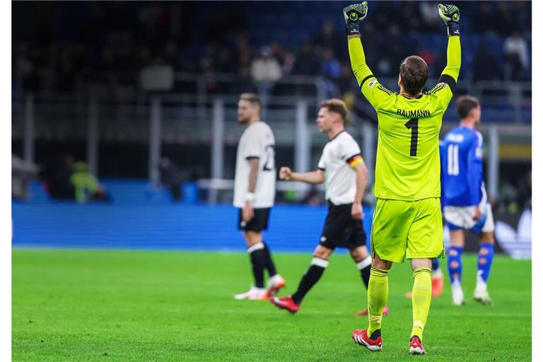 Jubel bei Oliver Baumann: Die neue Nummer eins der Nationalelf glänzt beim Spiel in Italien.