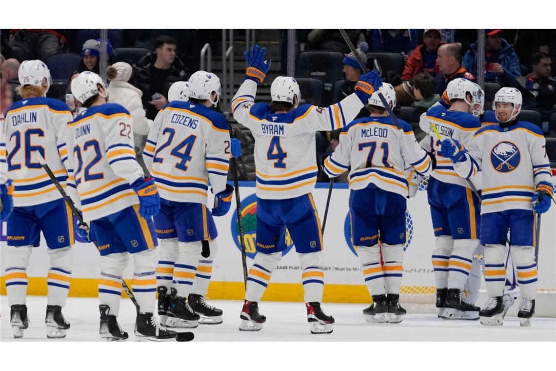 JJ Peterka beendet mit Buffalo Niederlagenserie in der NHL Jubel beim ersten Sieg nach zuvor 13 Niederlagen: Die Buffalo Sabres um JJ Peterka.