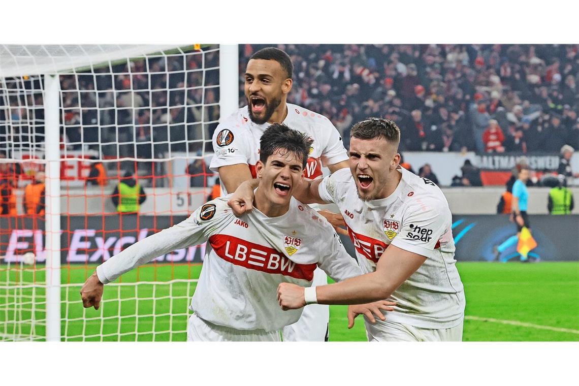 Jubel beim Siegtorschützen Chema (li.), Ermedin Demirovic (re.) und  Josha Vagnoman – aber trotz des 3:2-Erfolges gegen Young Boys  Bern muss der VfB in die Play-offs.