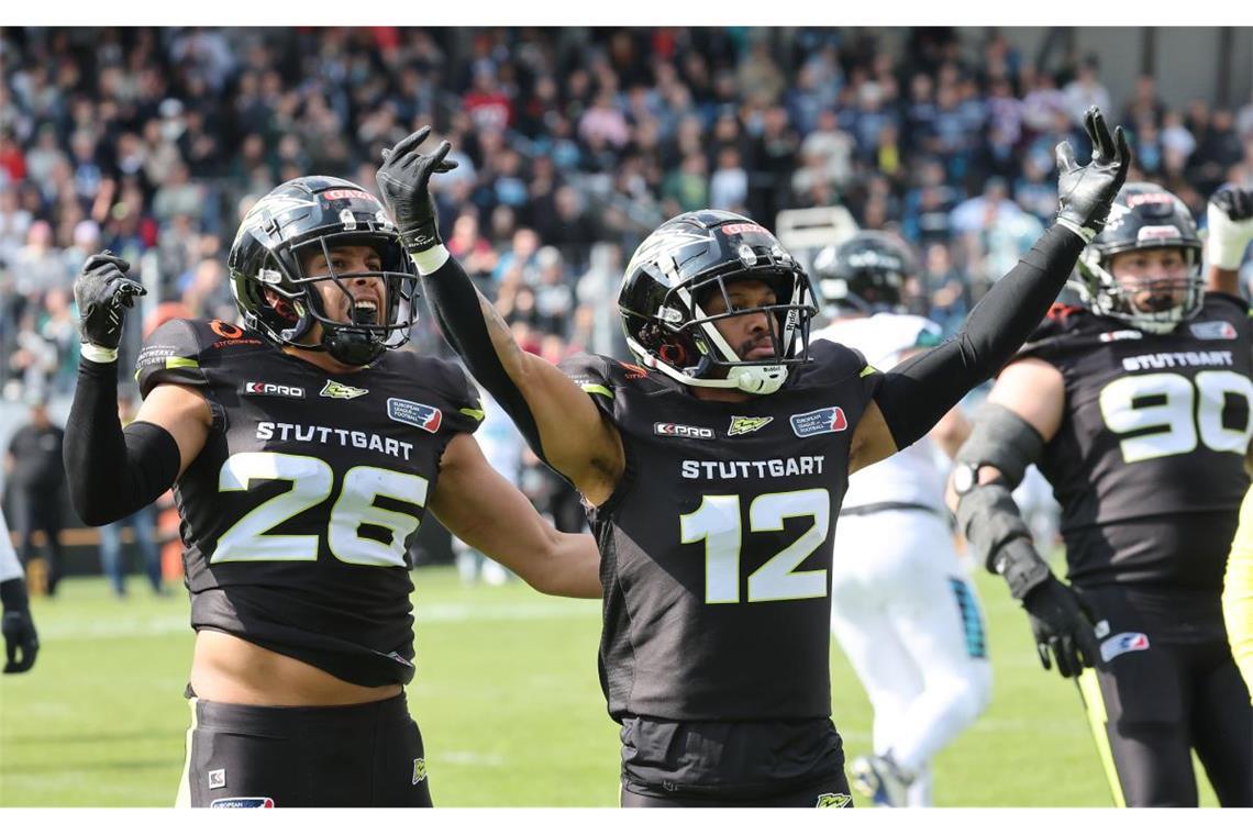 Stuttgart Surge gegen Cologne Centurions: Livestream zum Division-Duell Jubel beim Spiel gegen die Munich Ravens: Luca Siebert (l.) und Raheem Wilson von der Stuttgart Surge.