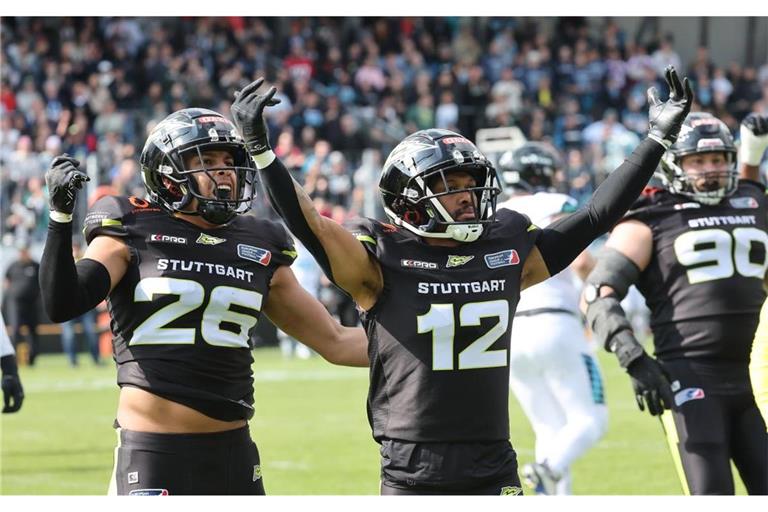 Jubel beim Spiel gegen die Munich Ravens: Luca Siebert (l.) und Raheem Wilson von der Stuttgart Surge.